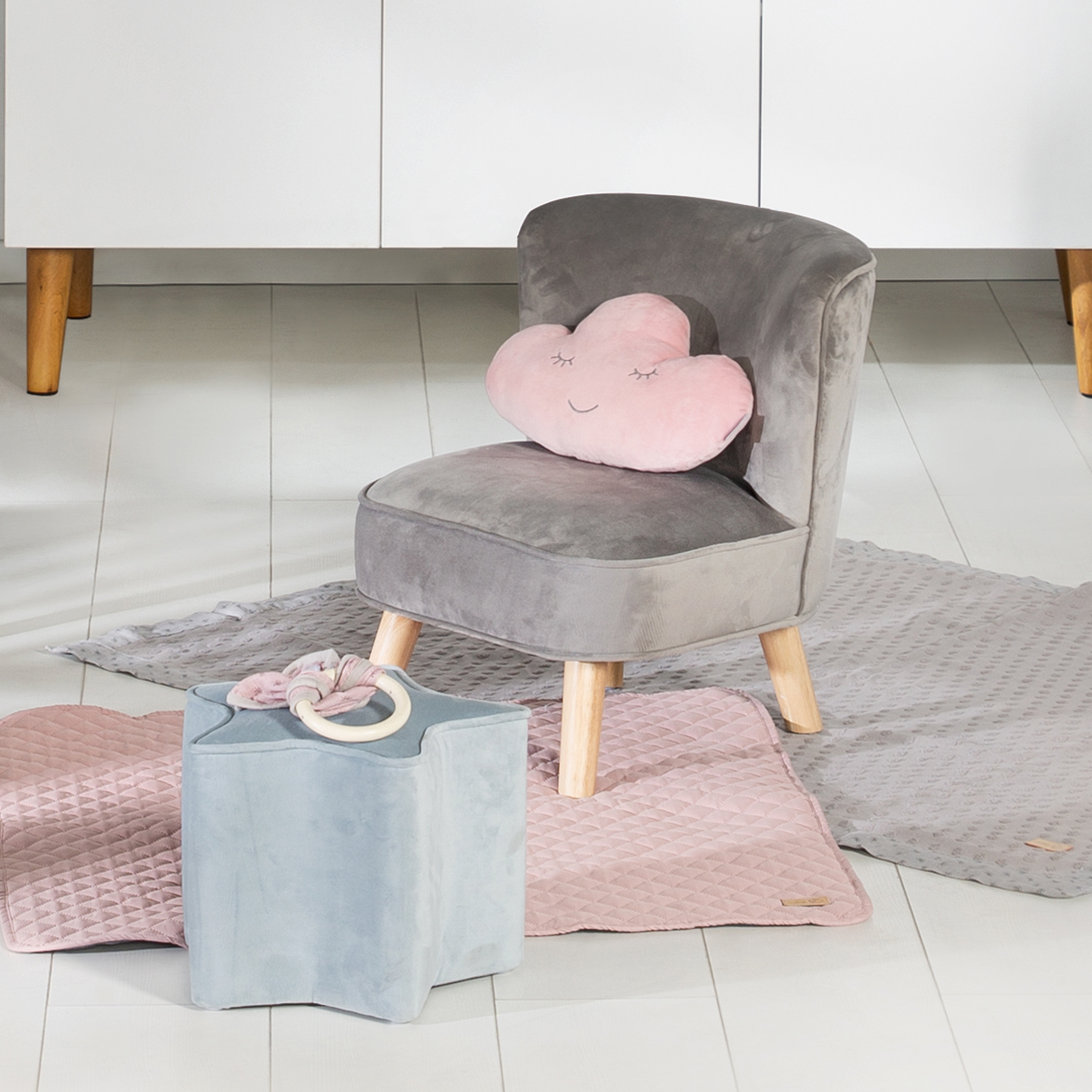 roba Kindersessel „Lil Sofa“, bequemer Sessel mit stabilen Holzfüßen und  grauem Samtstoff | Norma24 | Kindersofas