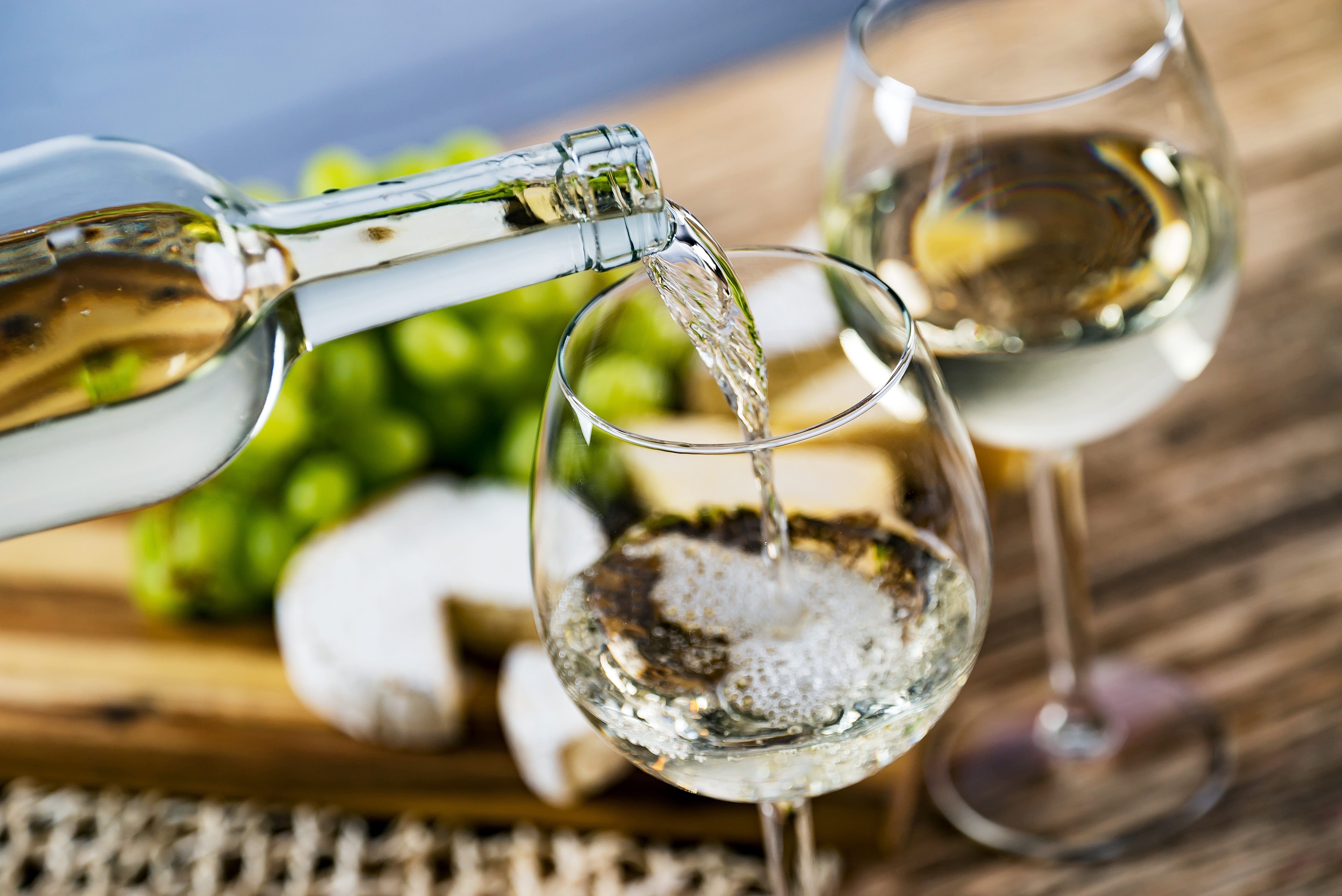 Vino. Мерло белое вино. Белое вино в бокале. Бокалы для белого вина. Белое вино наливают в бокал.